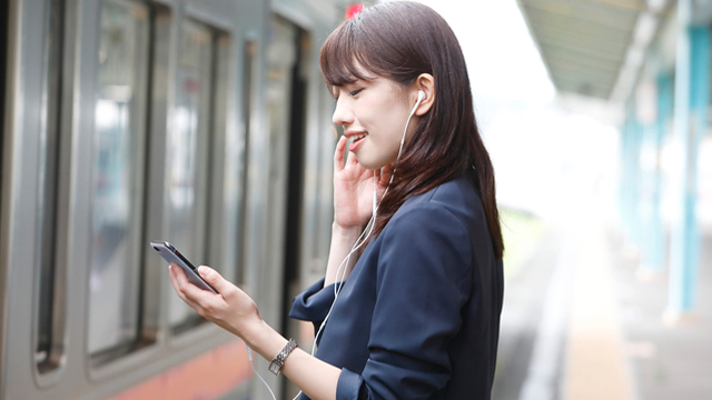 シチュエーション 通勤中 20代女性 イメージ